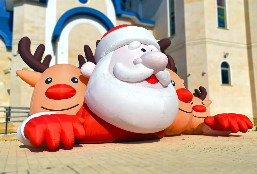 I gonfiabili natalizi che trasformano la casa (e non solo) in un piccolo villaggio di Natale