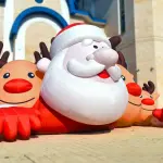 I gonfiabili natalizi che trasformano la casa (e non solo) in un piccolo villaggio di Natale